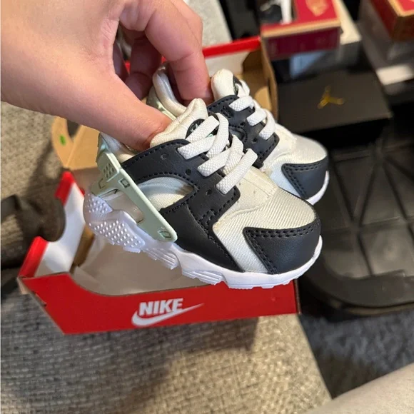 Nike Kids Black and Cream Sneakers - Picture 2 of 5